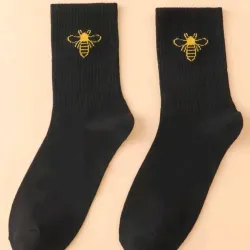 Medias negras con abejita