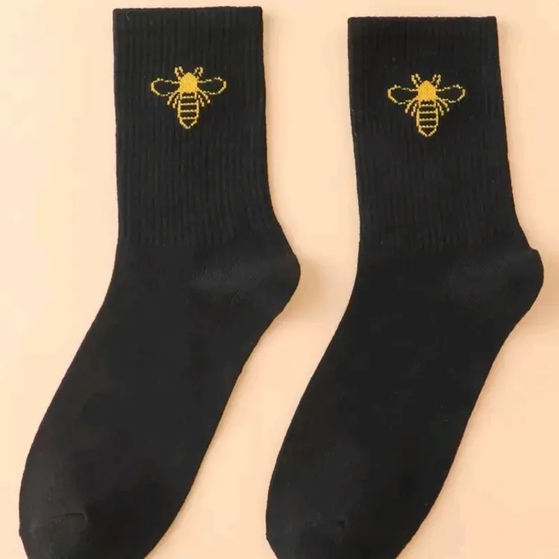 Medias negras con abejita