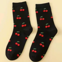 Medias negras con cerezas.