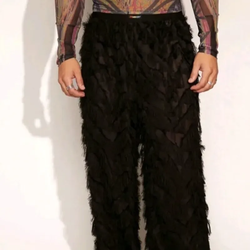Pantalón con transparencias y flecos negro