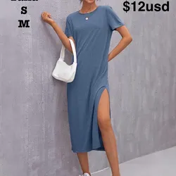 Vestido azul con una apertura