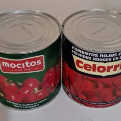 Latas grandes de pimientos rojos en tiras y enteros