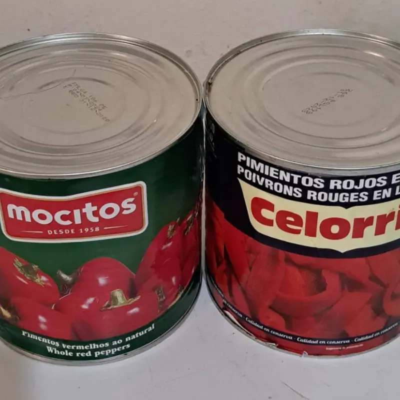 Latas grandes de pimientos rojos en tiras y enteros