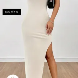 Vestido con apertura en la pierna