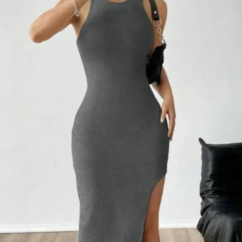 Vestido con apertura en la pierna color gris