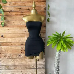 Vestido corto escotado con apertura en la pierna