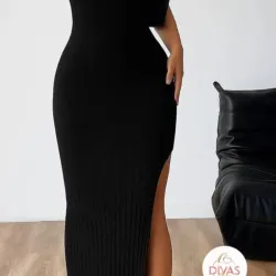 Vestido negro con apertura en la pierna