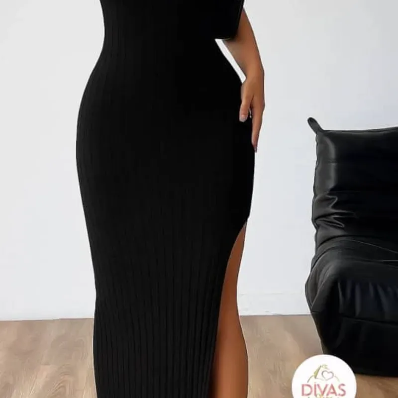 Vestido negro con apertura en la pierna