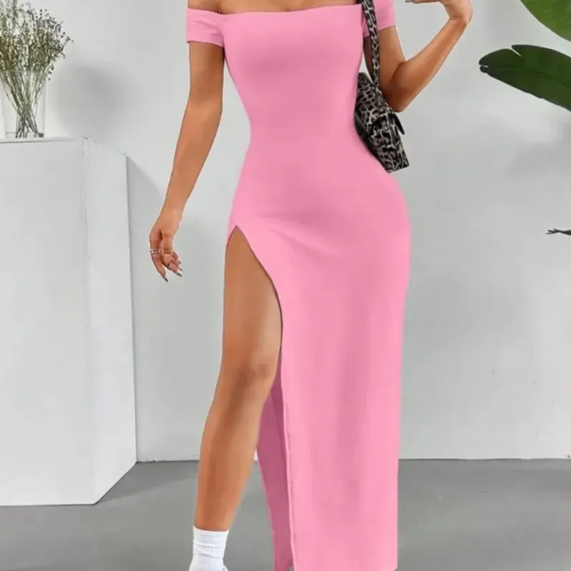 Vestido rosado escota con apertura en la pierna.