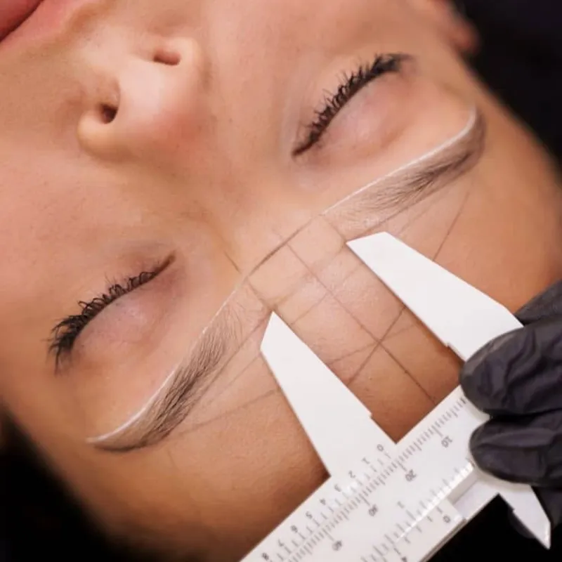 Tinte y Diseño de Cejas