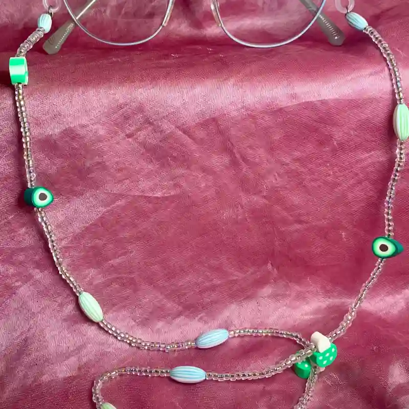 Accesorio en cuentas transparentes
