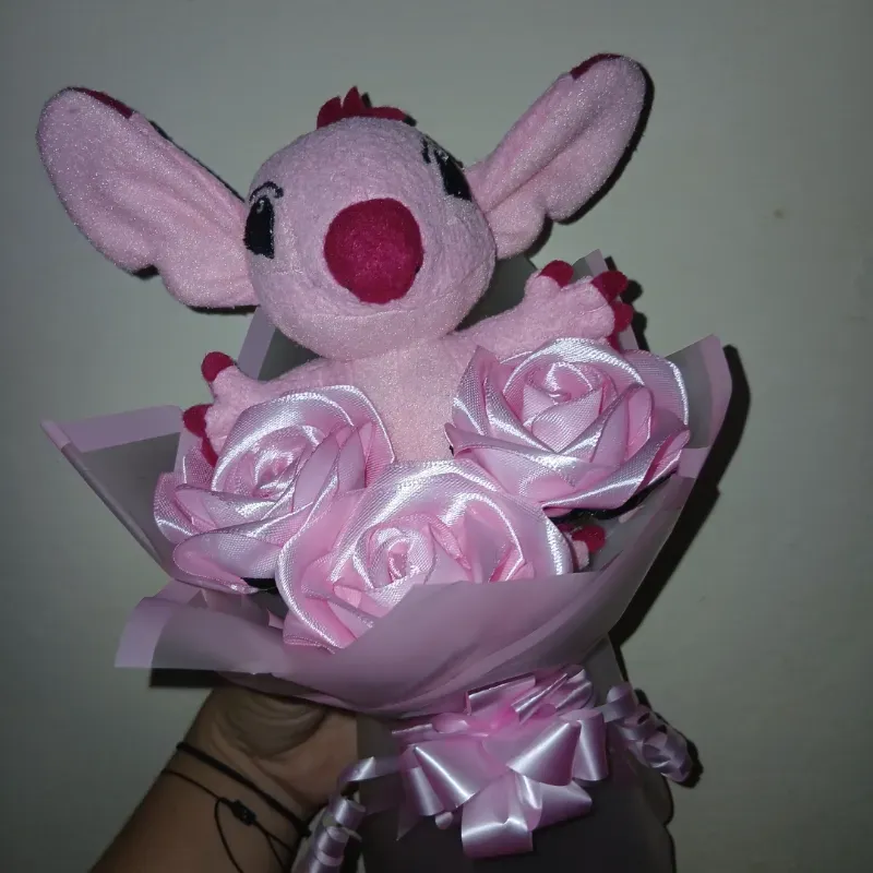 Ramo de rosas con Stich 