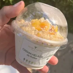 Crema helada de frutas.