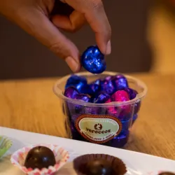 Bombones de chocolate amargo con pasas