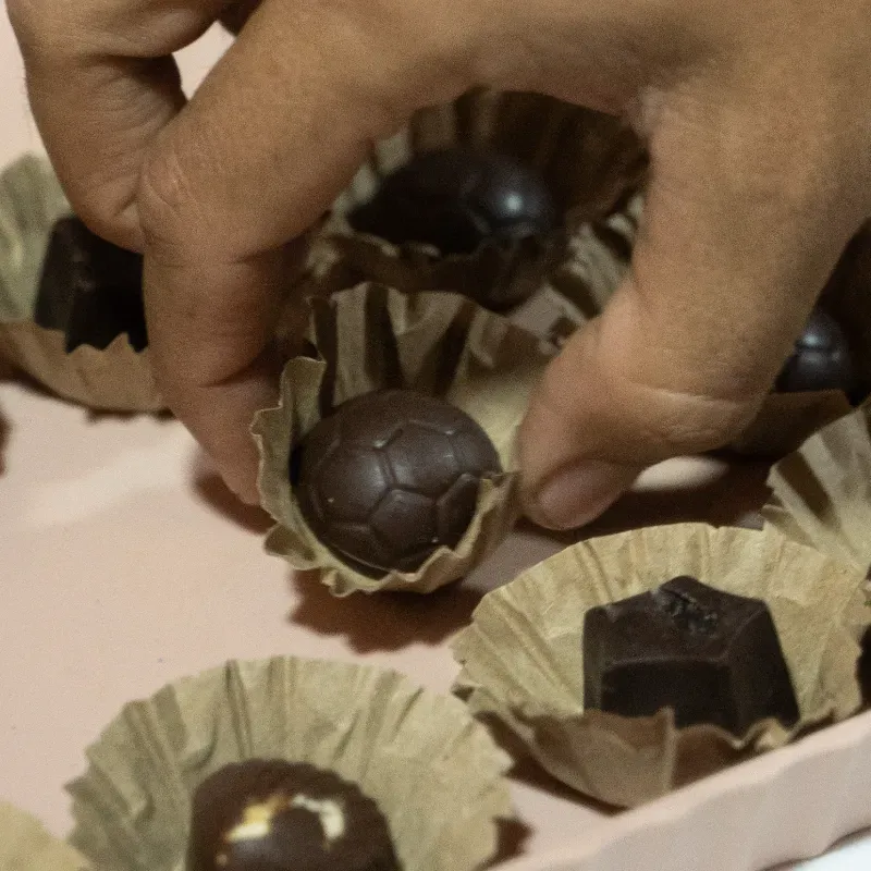 Bombones de chocolate con leche y almendras