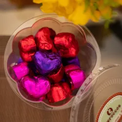 Envase de 25 bombones de colores variados