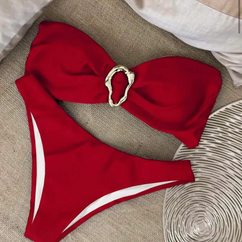 Bikini rojo detalle dorado 