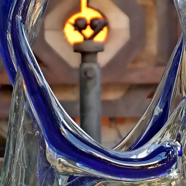 Estudio Artístico de Vidrio Caliente.
El Estudio _ Taller, único de su tipo en Cuba desde el 2013, trabaja la  técnica del vidrio soplado y modelado en caliente (hotglass).
 El vidrio de desecho es reciclado ♻️ y fundido  a más de 1300 °C para ser transformado en piezas que mezclan oficio, arte y diseño.
Cada pieza es única soplada y modelada a mano individualmente, con una técnica artesanal, declarada en el 2023 Patrimonio inmaterial de la humanidad.
