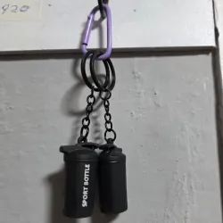 Llavero con accesorio en forma de termo