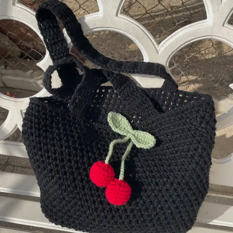 Bolsa con charms de cereza 