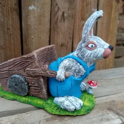Conejo con carretilla detrás