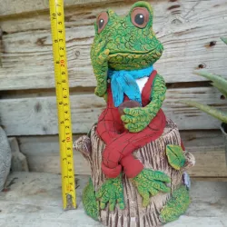 Rana pequeña sentada en tronco