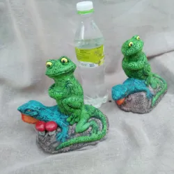 Rana sobre lagarto