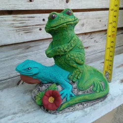 Rana sobre lagarto