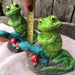 Rana sobre lagarto