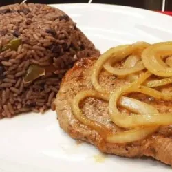 Bistec de Cerdo Encebollado