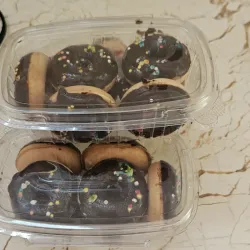 Charola con Donas cubiertas de chocolate 