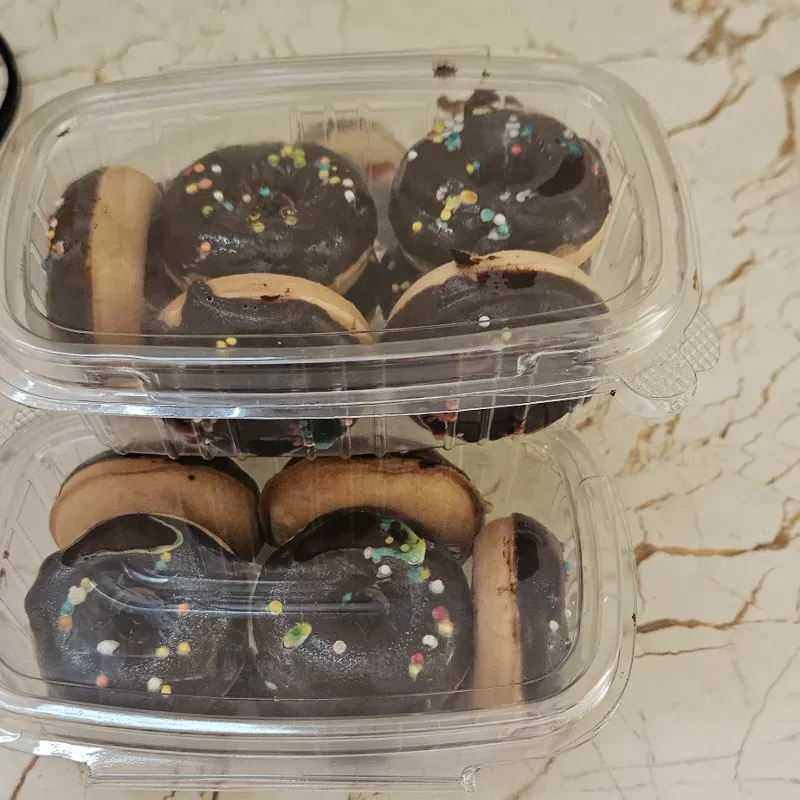 Charola con Donas cubiertas de chocolate 