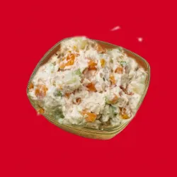 Ensalada fría de pollo con mayonesa casera ,aceitunas y acompañada con un toque de cóctel de frutas  (ver  descripción)