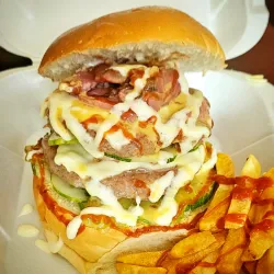 Súper Hamburguesa El Carmen con papas fritas+ 1 bebida gratis( ver descripción)
