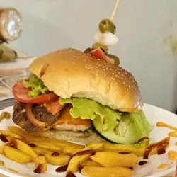 Súper Hamburguesa  El Carmen con papas fritas+ 1 bebida gratis( ver descripción)