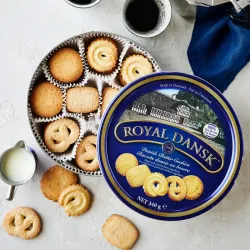 Lata de galletas danesa mantequilla y leche