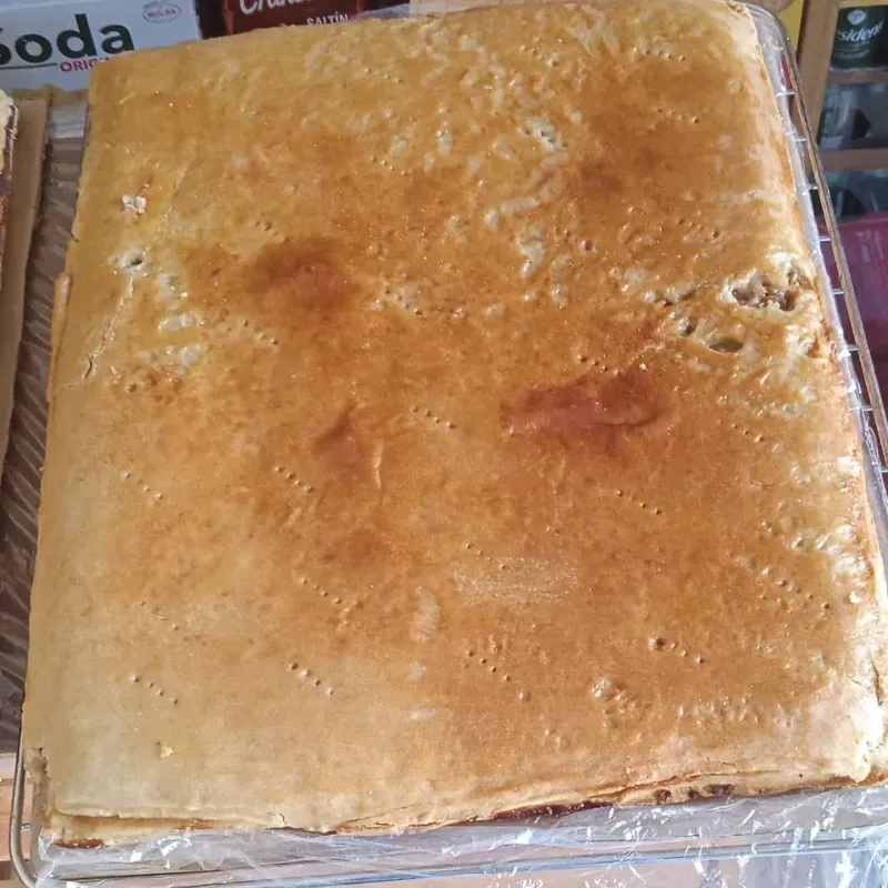 Pastel de carnes (grande) Este platillo involucra carnes de cerdo, res, pollo mezclado con frutas y guisantes 