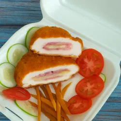 Pechuga entera a la Codon blue rellena con jamón bravo y queso gouda Trio de placeres1/2 libra  (230g)