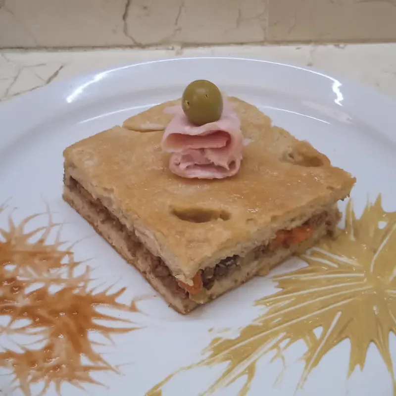Porción Pastel de carnes 🧇Este platillo involucra carnes de cerdo, res, pollo mezclado con frutas y guisantes 