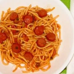 Spaghetti con salchichas queso y salsa de tómate La Tentación 