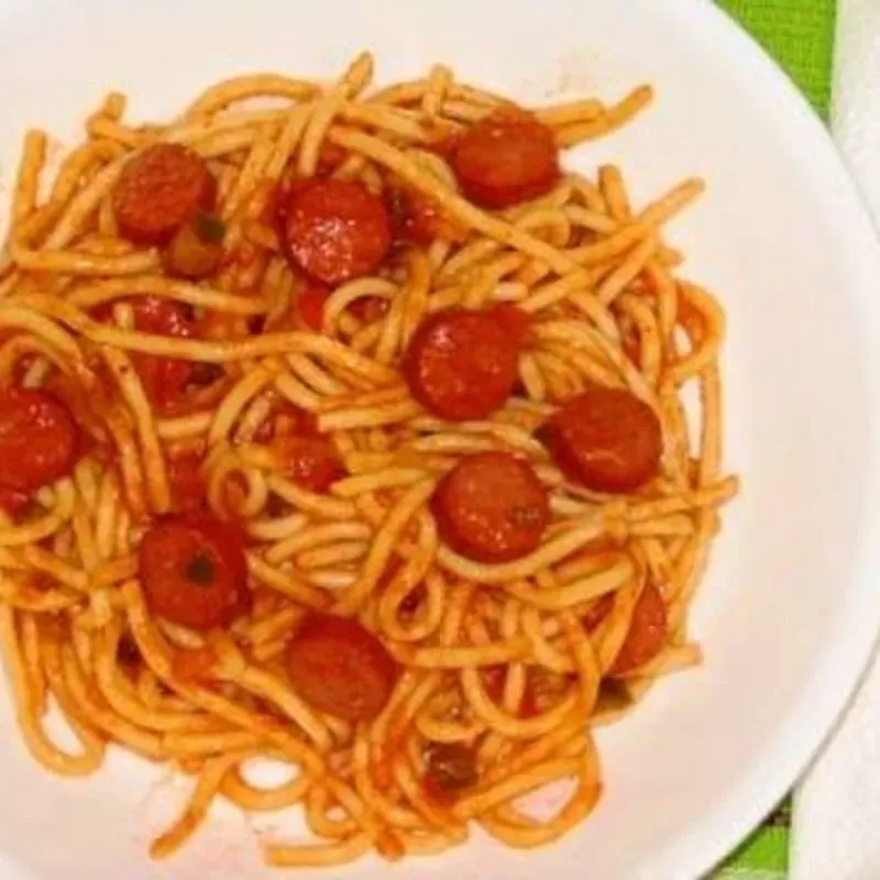 Spaghetti con salchichas queso y salsa de tómate La Tentación 