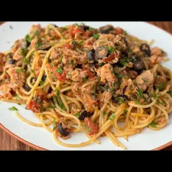 Spaguetti con Atún queso en salsa de tómate 