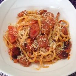 Spaguetti  con ruedas de Chorizo vela bravo queso y salsa de tómate 