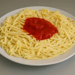 Spaguetti Napolitano con queso y especias Orégano y albahaca