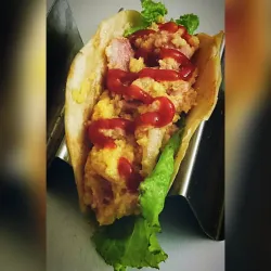 Tacos con jamón y queso gouda acetunas y ketchup (tortilla original mexicana