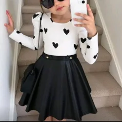 Conjunto de saya de vinily blusa manga 