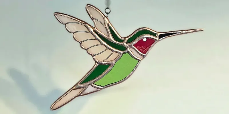 Colibrí verde de alas abiertas 