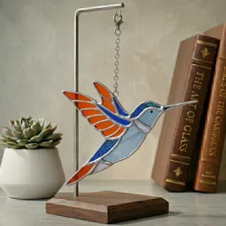 Colibrí azul de alas abiertas 