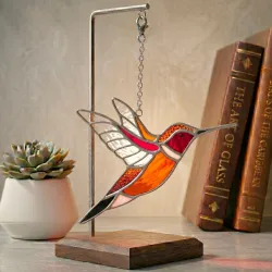 Colibrí naranja de alas abiertas 