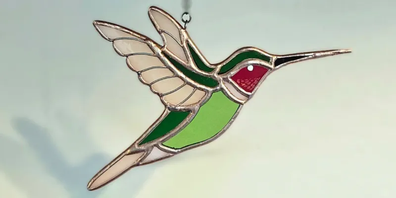 Colibrí verde de alas abiertas 